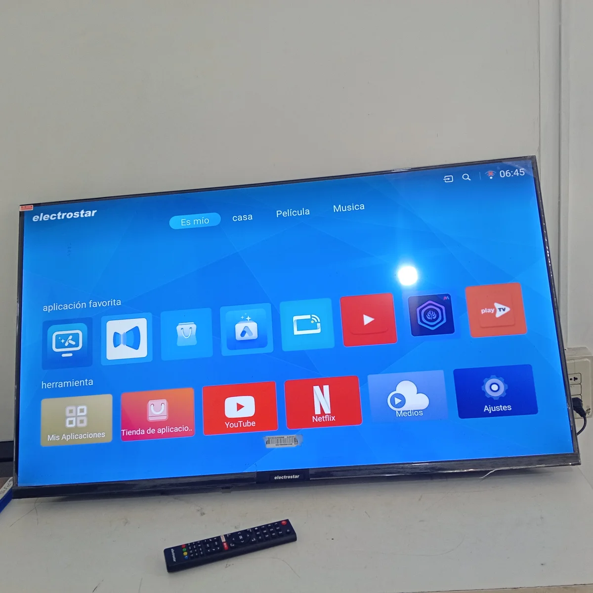 Televisor Led Smart De 43 '' Marca Electrostar Modelo Es-Tl4203 Con Control Usado En Buen Estado Acc No Tiene