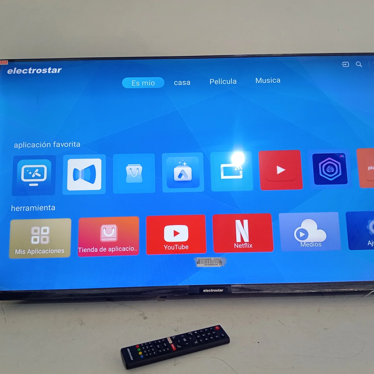 Foto 3 de Televisor Led Smart De 43 '' Marca Electrostar Modelo Es-Tl4203 Con Control Usado En Buen Estado Acc No Tiene