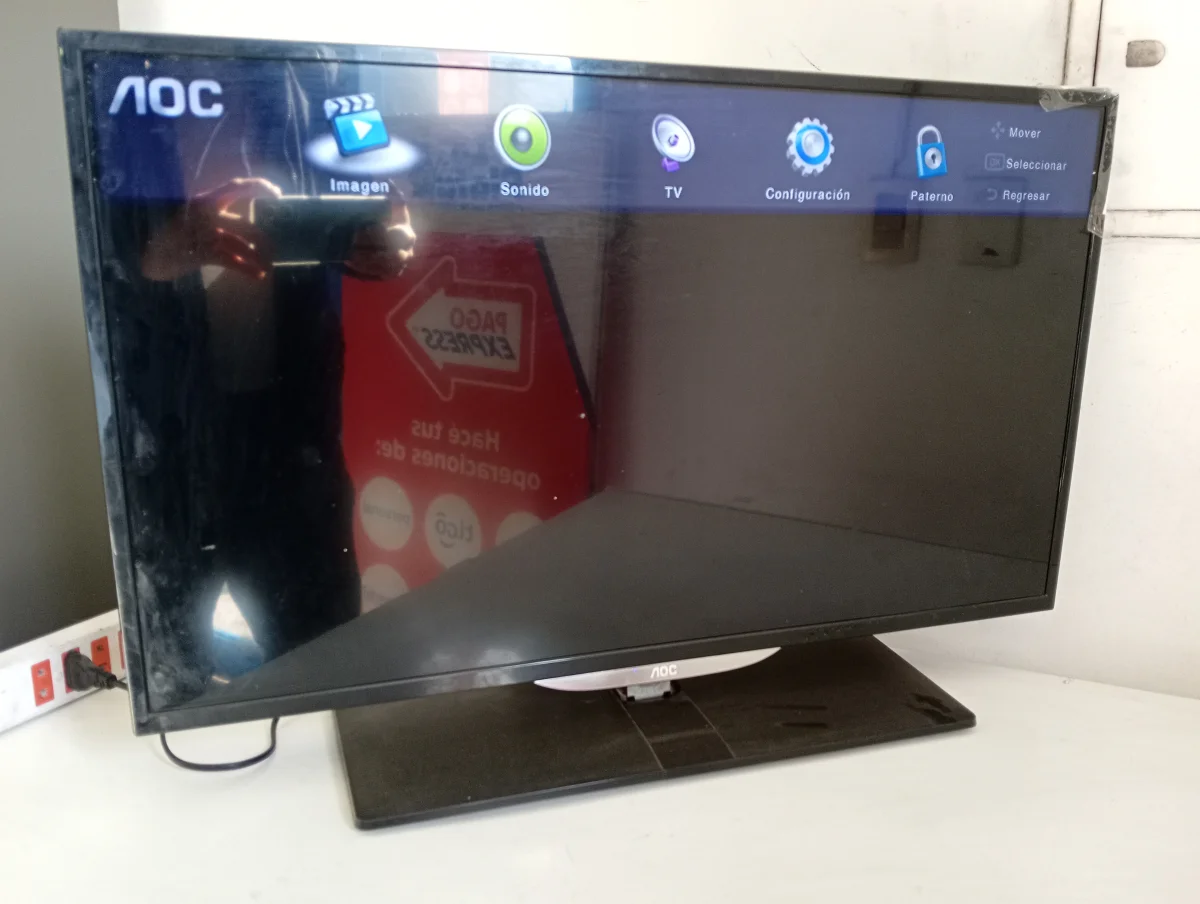 Foto 2 de Televisor Led Convencional De 32 '' Marca Aoc Modelo Le32d3142 Usado En Buen Estado Sin Control Sin Caja Acc Base De Pie