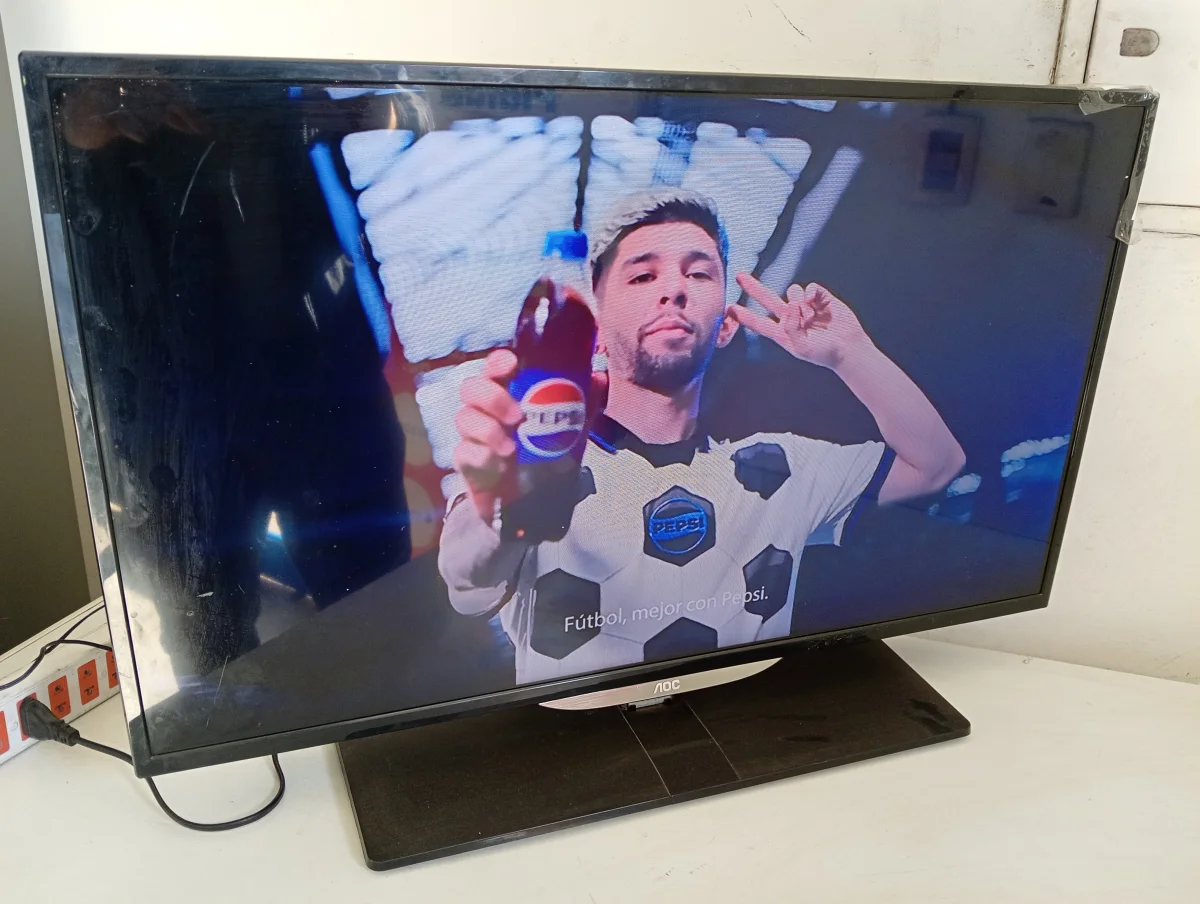 Televisor Led Convencional De 32 '' Marca Aoc Modelo Le32d3142 Usado En Buen Estado Sin Control Sin Caja Acc Base De Pie