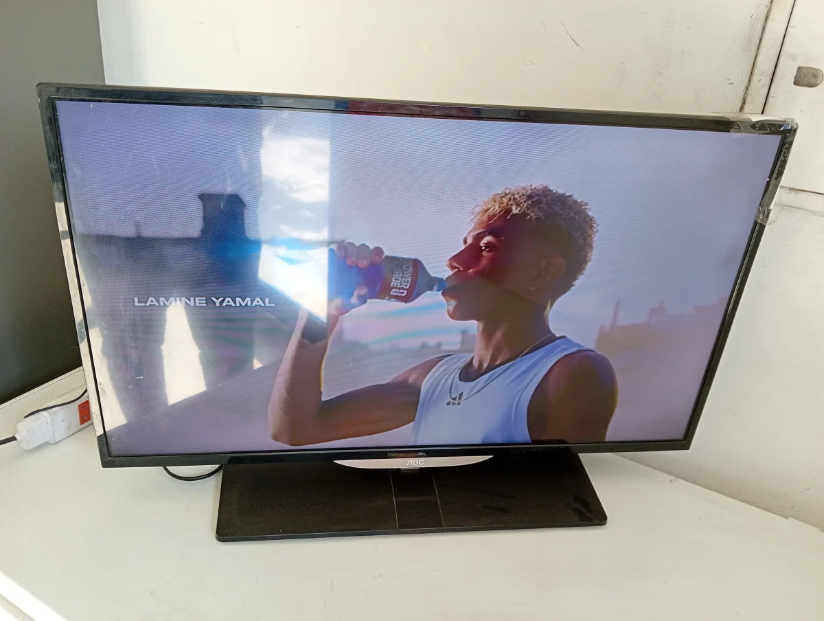 Foto 3 de Televisor Led Convencional De 32 '' Marca Aoc Modelo Le32d3142 Usado En Buen Estado Sin Control Sin Caja Acc Base De Pie