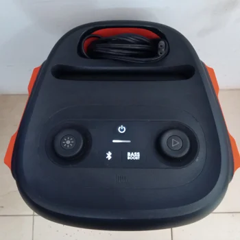 Foto 2 de Parlante Portatil Marca Jbl Modelo Partybox110 Usado En Buen Estado Con Cable Corriente Acc No Tiene