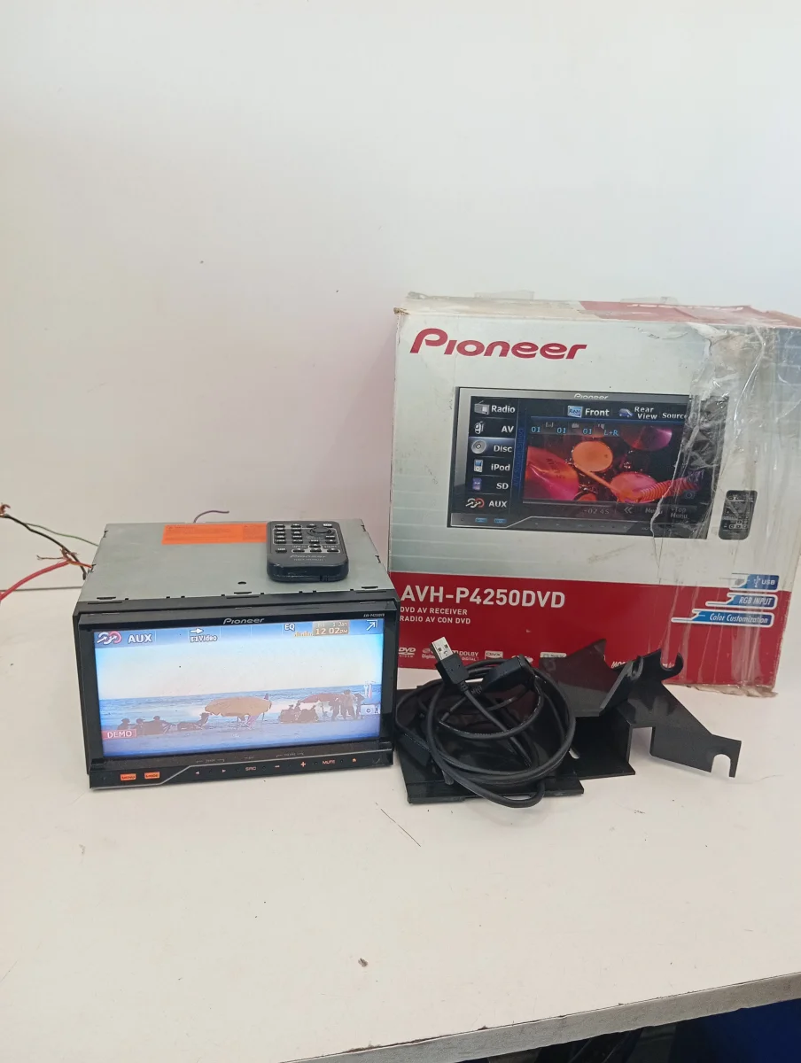 Auto Radio Con Pantalla Marca Pioneer Con Control Modelo Avhp4250dvd Usado Con Desgaste De No Tiene '' Acc Ficha ControlSoporteCaja