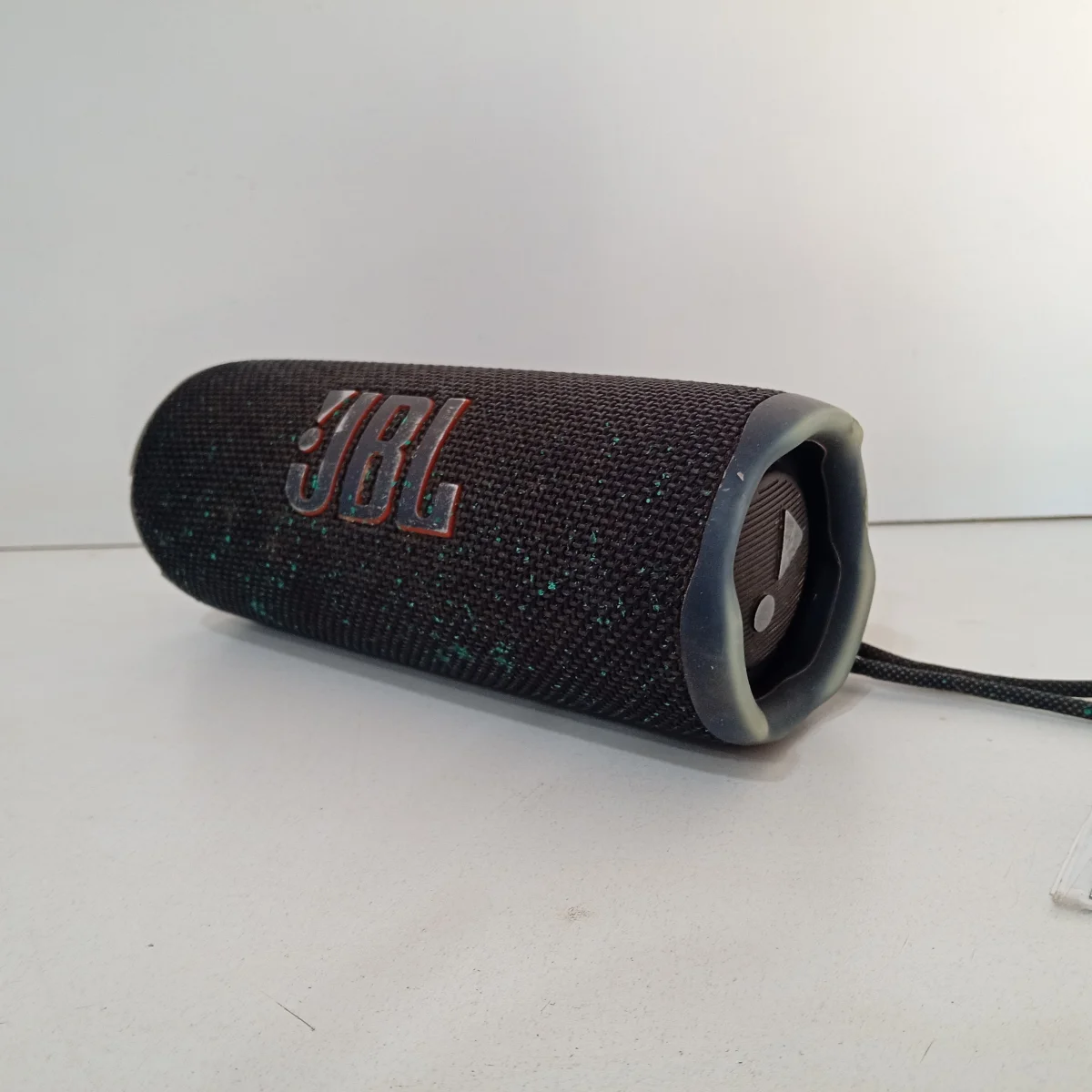 Foto 2 de Speaker Potencia Watts No Tiene Marca Jbl Sin Control Modelo Flip 6 Usado Con Desgaste Sin Caja Acc No Tiene