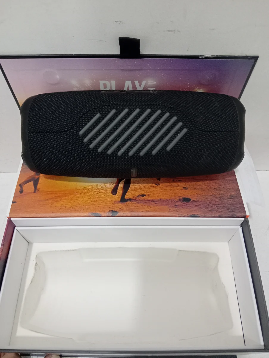 Foto 2 de Speaker Potencia Watts No Tiene Marca Jbl Sin Control Modelo Charge 5 Usado En Buen Estado Con Caja Acc Cable Usb Cargador