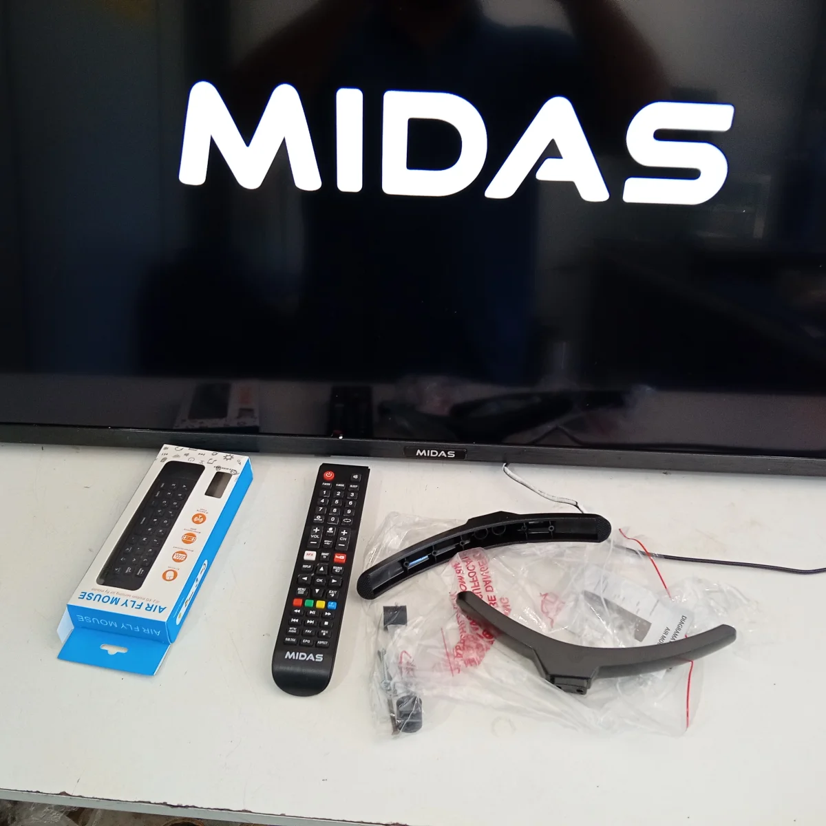 Foto 2 de Televisor Led Smart De 43 '' Marca Midas Modelo Md-Smtv434 Con Control Usado En Buen Estado Acc Con Dos ControlesPatita