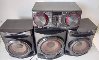 Foto 2 de Equipo De Sonido Marca Lg Sin Control Modelo Cj45 Usado En Buen Estado Acc C/ Doble UsbBtDos ParlantesUn Sub WooferS/ Antena Fm/Am