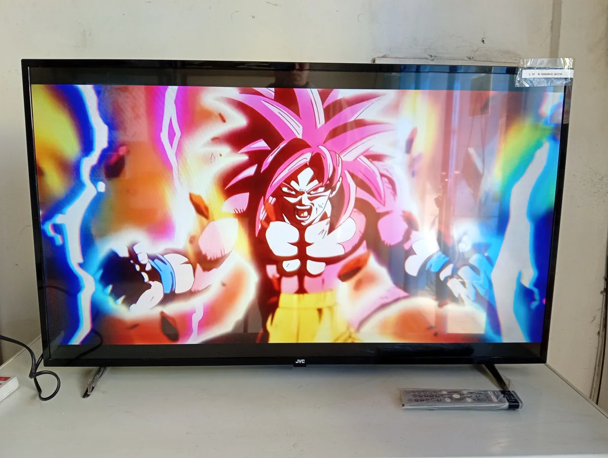 Televisor Led Smart De 43 '' Marca Jvc Modelo Lt-43kb338 Con Control Usado En Buen Estado Acc Patitas