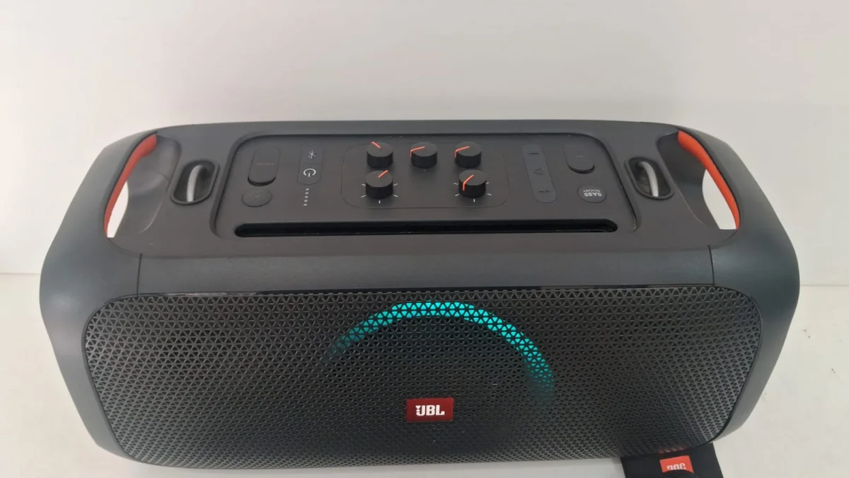 Foto 2 de Parlante Portatil Marca Jbl Modelo Modelo Partybox On The Go Usado En Buen Estado Con No Tiene Acc Con MicrofonoLucesCable Power