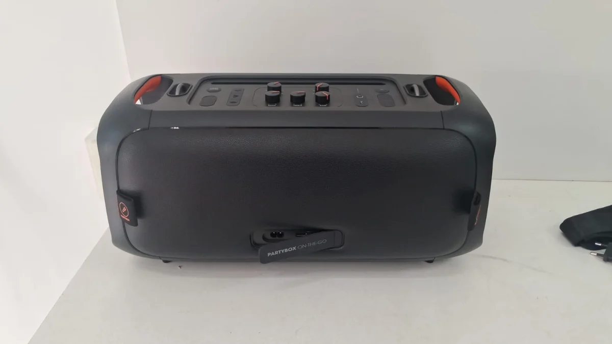 Foto 3 de Parlante Portatil Marca Jbl Modelo Modelo Partybox On The Go Usado En Buen Estado Con No Tiene Acc Con MicrofonoLucesCable Power