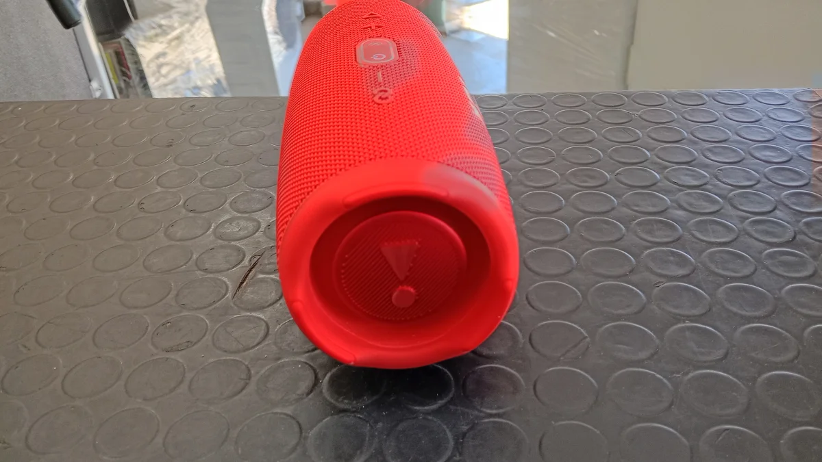 Foto 2 de Speaker Potencia Watts 40 Marca Jbl Sin Control Modelo Charge5 Usado En Buen Estado Sin Caja Acc No Tiene