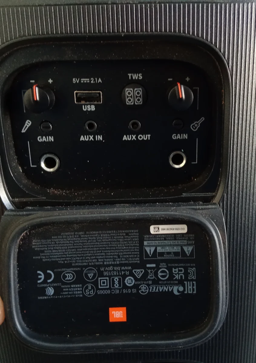 Foto 3 de Speaker Potencia Watts No Tiene Marca Jbl Sin Control Modelo Party Box 110 Usado En Buen Estado Sin Caja Acc Luces BtCable Power