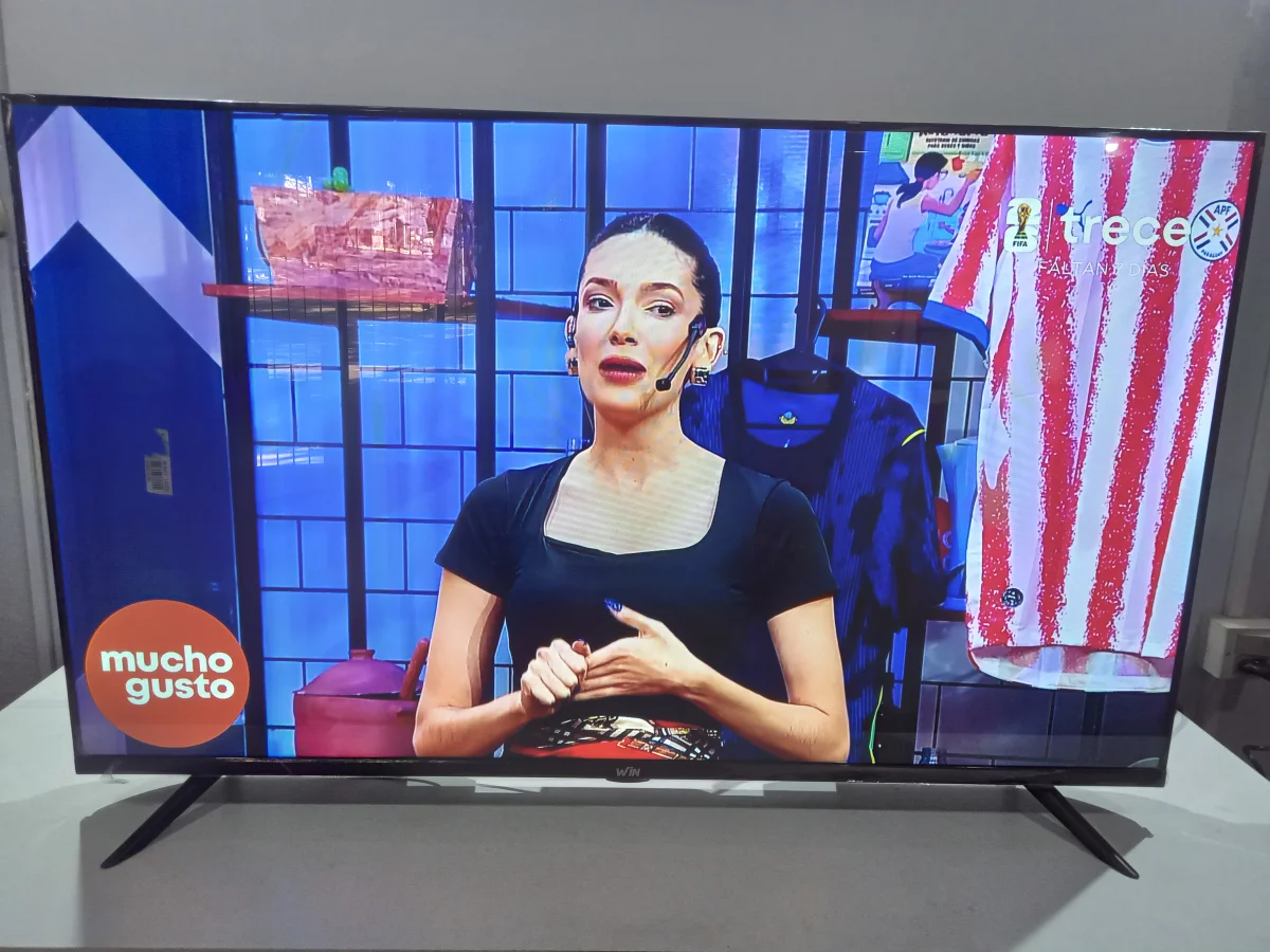 Televisor Led Smart De 43 '' Marca Win Modelo Win43fs Con Control Usado En Buen Estado Acc Patitas