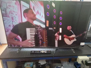 Foto 2 de Televisor Led Smart De 43 '' Marca Jam Modelo Ultrasgtm-43gfs Con Control Usado En Buen Estado Acc 2 Patitas