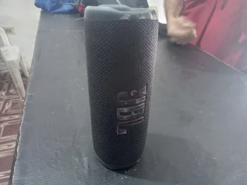Foto 3 de Parlante Portatil Marca Jbl Modelo Flip 6 Usado En Buen Estado Con S/A Acc S/A