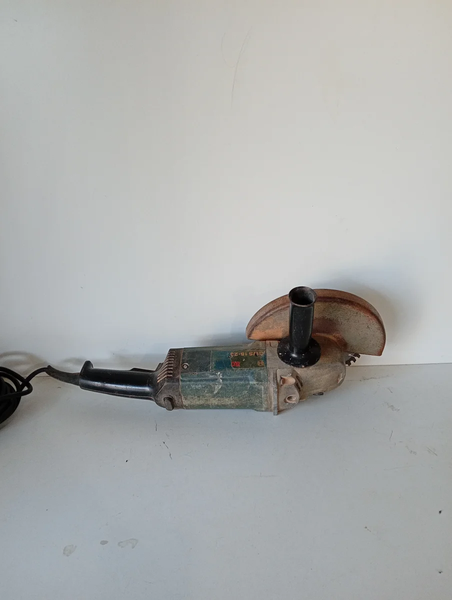 Foto 3 de Pulidora Marca Bosch Modelo Gws 18-23 Tamaño Grande Usado Con Desgaste Acc Disco Protector Manija