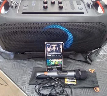 Foto 2 de Caja De Sonido Amplificada Marca Jbl Modelo Partybox On-The-Go Sin Control Usado En Buen Estado Acc Microfono C/ 2 Pilas Y ForroCable PowerCinta ColganteLuces