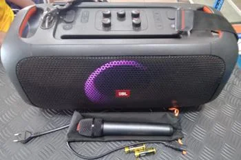 Foto 2 de Caja De Sonido Amplificada Marca Jbl Modelo Partybox On-The-Go Sin Control Usado En Buen Estado Acc Microfono C/ 2 Pilas Y ForroCable PowerCinta ColganteLuces