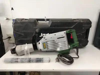 Rotomartillo Marca Jadever Modelo Jddb1d80 Usado En Buen Estado Con No Tiene Acc 1 Mecha C/ EstucheBote Para AceiteManijaEstuche Rigido Negro