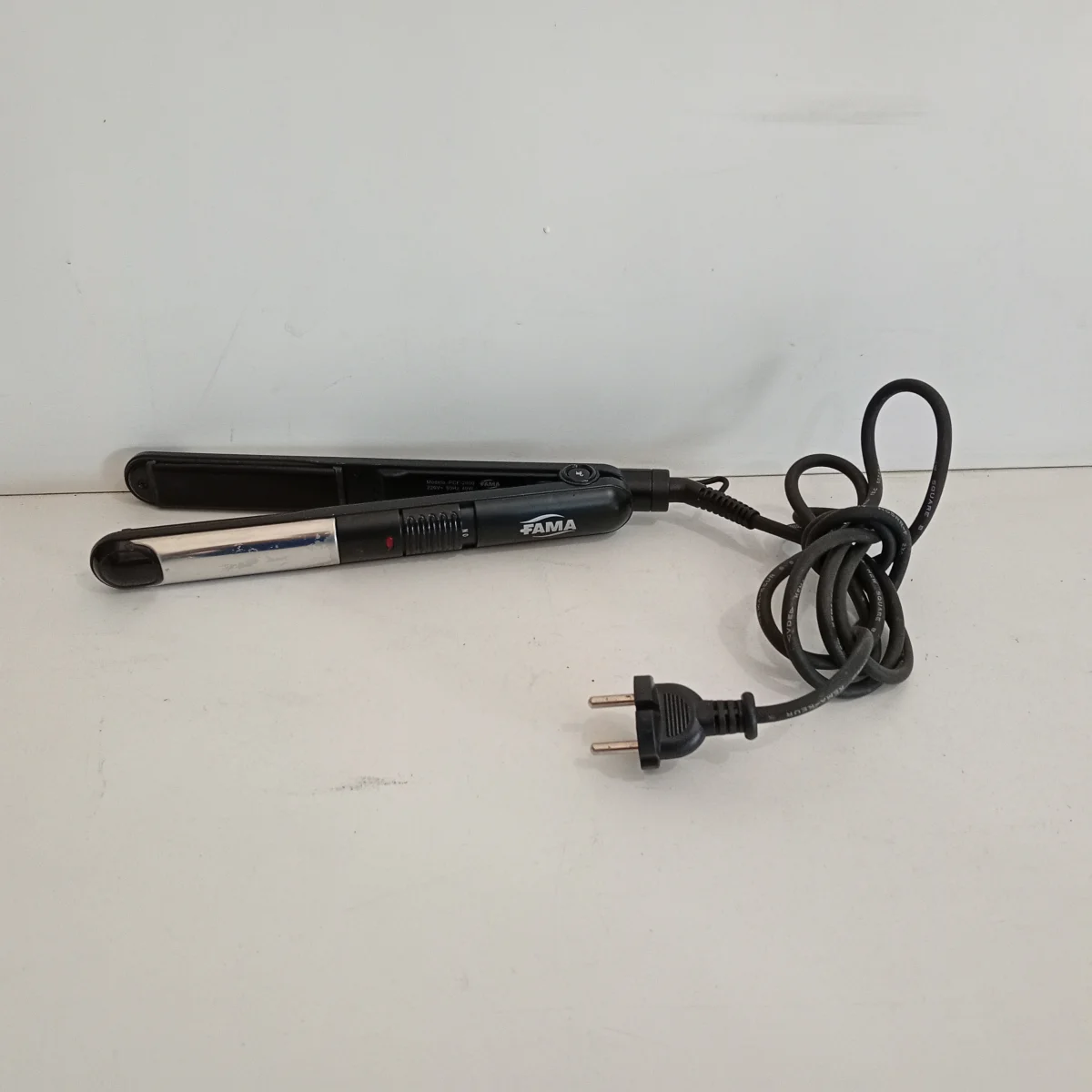 Foto 2 de Planchita Para Cabello Marca Fama Modelo Pcf-2000 Usado Con Desgaste Acc Cab. Cte.