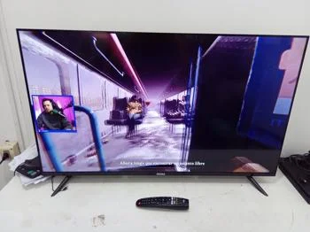 Televisor Led Smart De 43 '' Marca Fama Modelo Tvf-43el1 Smart Con Control Usado En Buen Estado Acc Con Control Con Patita