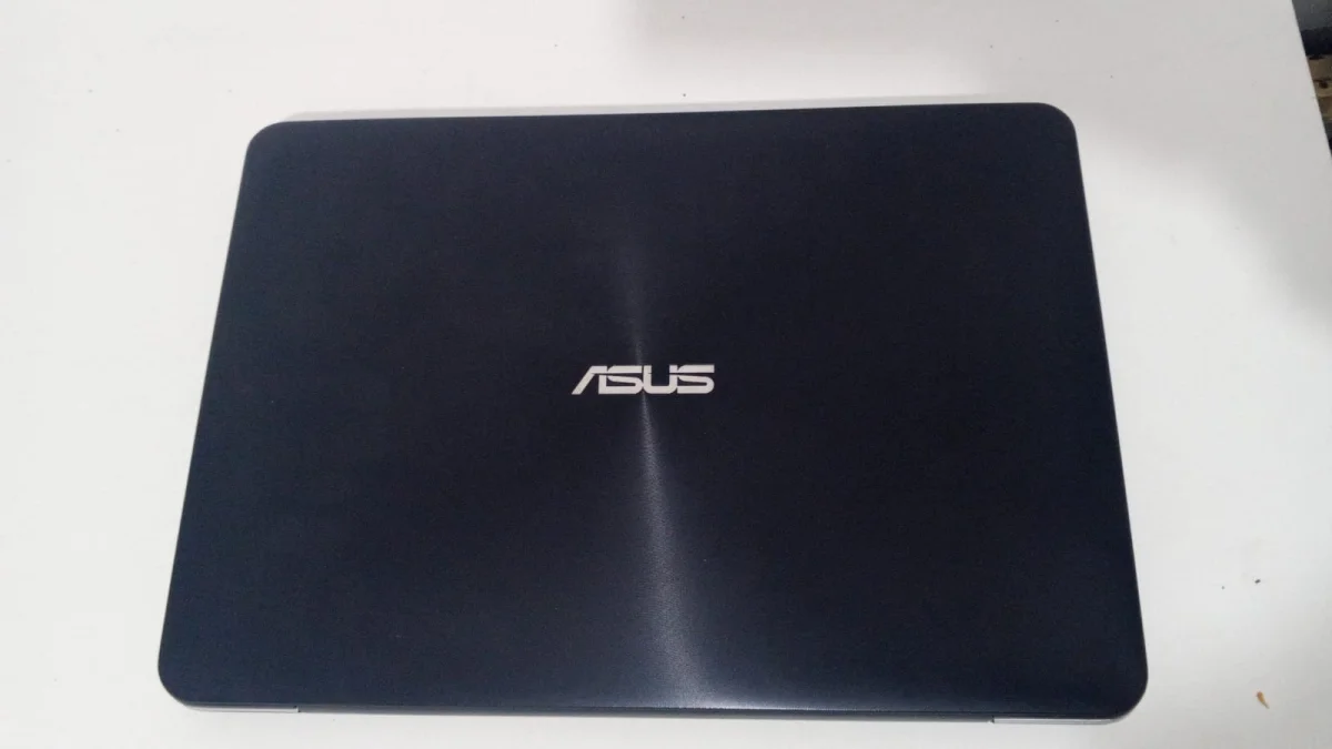 Foto 2 de Notebook Marca Asus 15 Modelo Desktop-1la134q Procesador I3 Memoria Ram 4 Gb Disco Duro 128 Gb Generacion No Tiene Acc Cargador Original