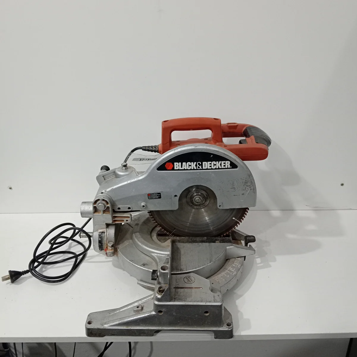 Sierra Tipo Ingletadora Marca Black Y Decker Modelo Bt1400 Usado En Buen Estado Acc Disco
