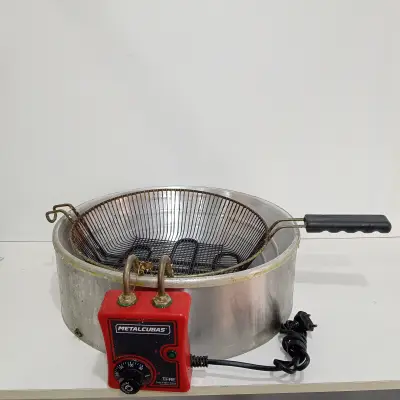 Fritadora Marca Metalcubas Modelo Tfre Usado En Buen Estado Acc: Resistencia Canastilla Comentario: De 7 Litros