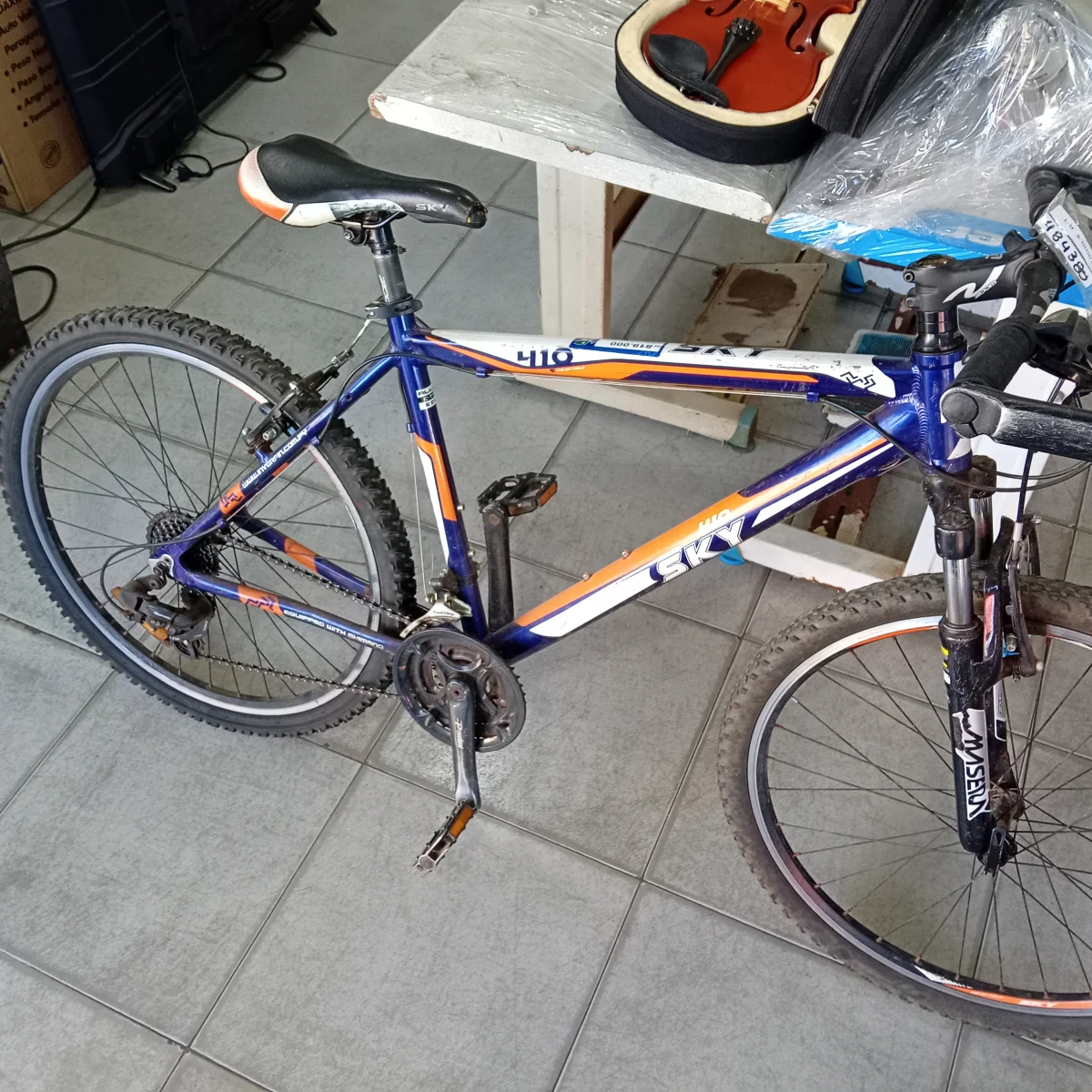 Foto 3 de Bicicleta Con Amortiguador Marca Sky Aro 26 Cant Cambios 21 Cuadro Aluminio Si Modelo 410 Usado En Buen Estado Acc Frnos A Pastilla