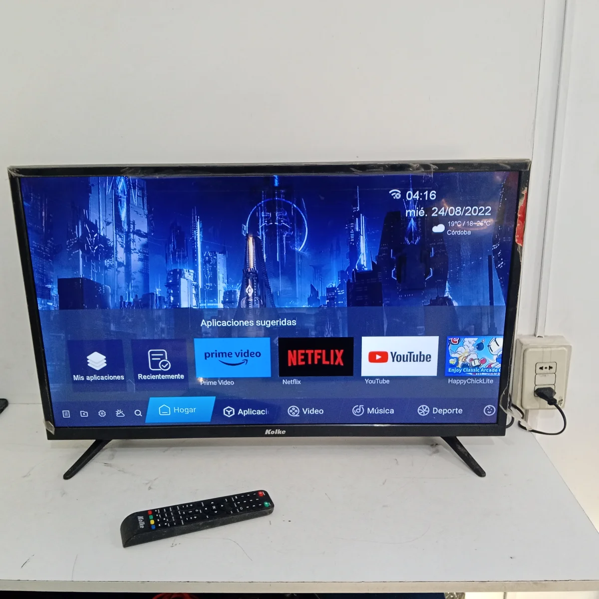 Foto 2 de Televisor Led Smart De 32 '' Marca Kolke. Modelo 32-Sm Con Control Usado En Buen Estado Acc Cable Power 2 Patitas Pedestai