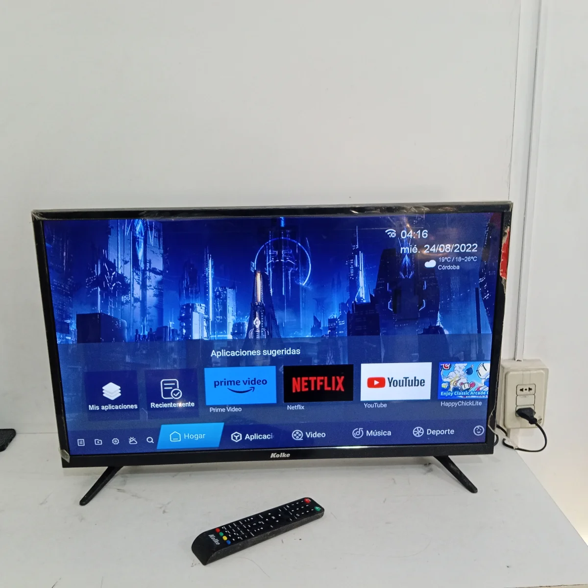 Foto 3 de Televisor Led Smart De 32 '' Marca Kolke. Modelo 32-Sm Con Control Usado En Buen Estado Acc Cable Power 2 Patitas Pedestai