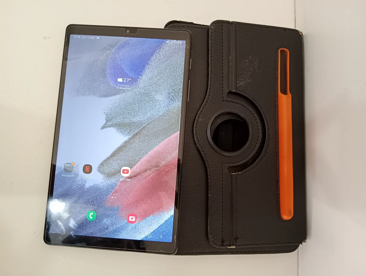 Tablet Marca Samsung Modelo A7 Lite Usado En Buen Estado Con Estuche Acc Estuche Roto Llamina Con Fisura No Es La Pantalla Principal