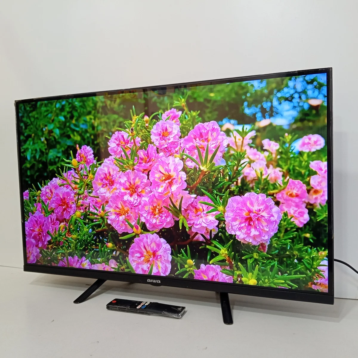 Foto 2 de Televisor Led Smart De 32 '' Marca Aiwa Modelo Aw32b4sm Con Control Usado En Buen Estado Acc Par De Patitas