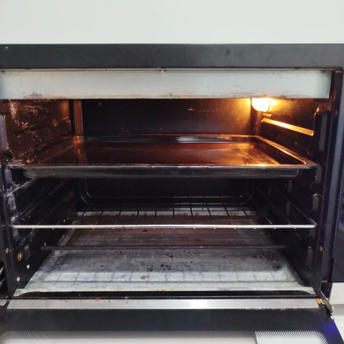 Foto 2 de Horno Marca Tokyo Litros 45 Modelo Edthefulll45-N Usado Con Desgaste Acc ParrillaBandejaPanel Digital