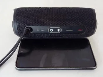 Foto 2 de Parlante Portatil Marca Jbl Modelo Flip 6 Usado En Buen Estado Con No Tiene Acc BtEntrada Tipo C