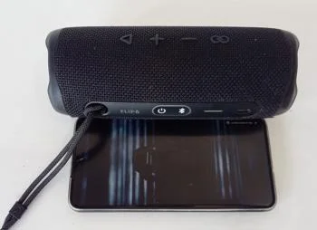 Foto 3 de Parlante Portatil Marca Jbl Modelo Flip 6 Usado En Buen Estado Con No Tiene Acc BtEntrada Tipo C