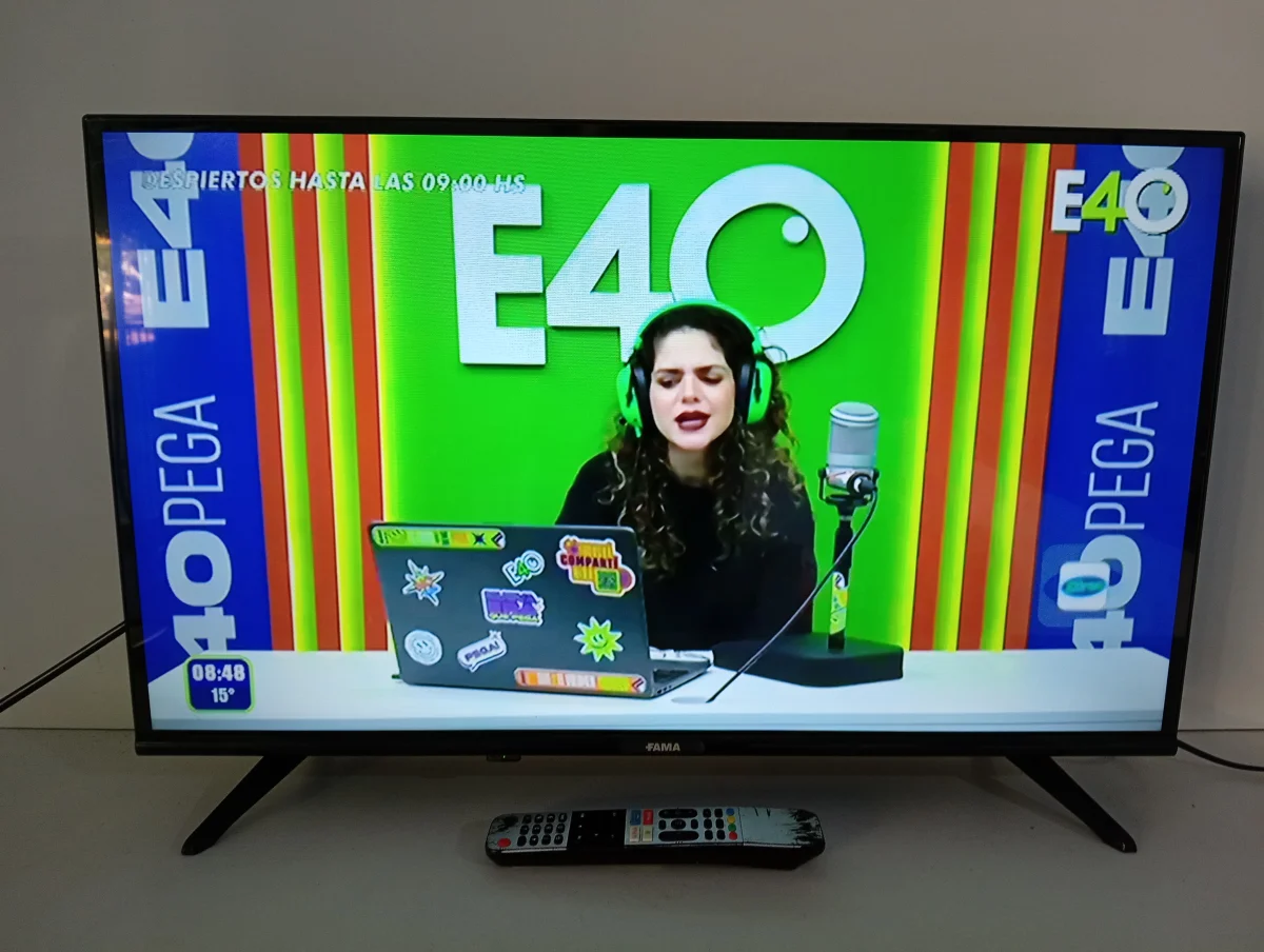 Televisor Led Smart De 32 '' Marca Fama Modelo Tvf-32e20 Con Control Usado Con Desgaste Acc Acc 2 PatitasControl Con Detalle De Fisura Y Algunos Botones Falsea Posiblemente Que Sea De Otra Marca