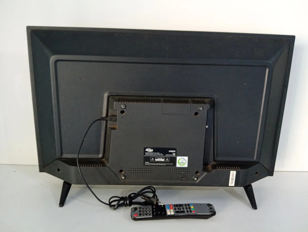 Foto 2 de Televisor Led Smart De 32 '' Marca Fama Modelo Tvf-32e20 Con Control Usado Con Desgaste Acc Acc 2 PatitasControl Con Detalle De Fisura Y Algunos Botones Falsea Posiblemente Que Sea De Otra Marca