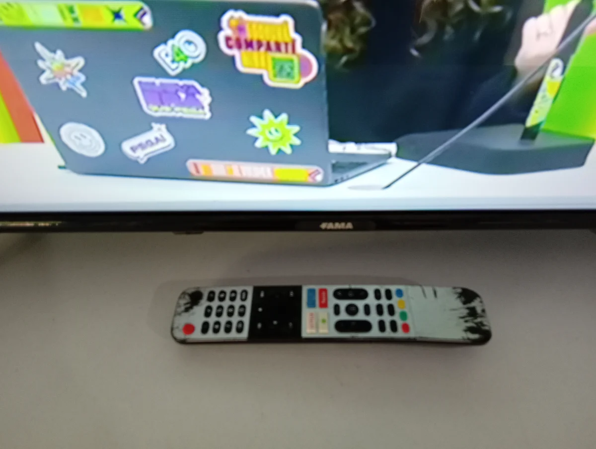 Foto 3 de Televisor Led Smart De 32 '' Marca Fama Modelo Tvf-32e20 Con Control Usado Con Desgaste Acc Acc 2 PatitasControl Con Detalle De Fisura Y Algunos Botones Falsea Posiblemente Que Sea De Otra Marca