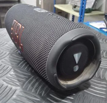 Foto 3 de Speaker Potencia Watts No Tiene Marca Jbl Sin Control Modelo Charge5 Usado En Buen Estado Sin Caja Acc No Tiene