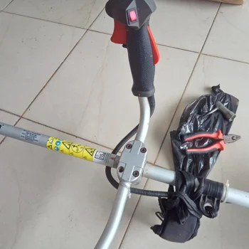 Foto 3 de Desmalezadora Marca Husqvarna Modelo 131r Usado Con Desgaste Original Si Acc Cabezal C/ NylonCuchilla Tuerca Y ArandelaCinta Para Colgar