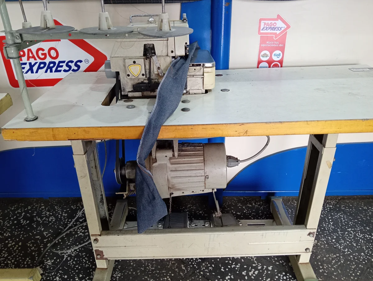 Maquina De Coser Industrial Tipo Overlook Marca Gemsy Modelo Nro Usado En Buen Estado Acc Porta HilosMesadaMotor