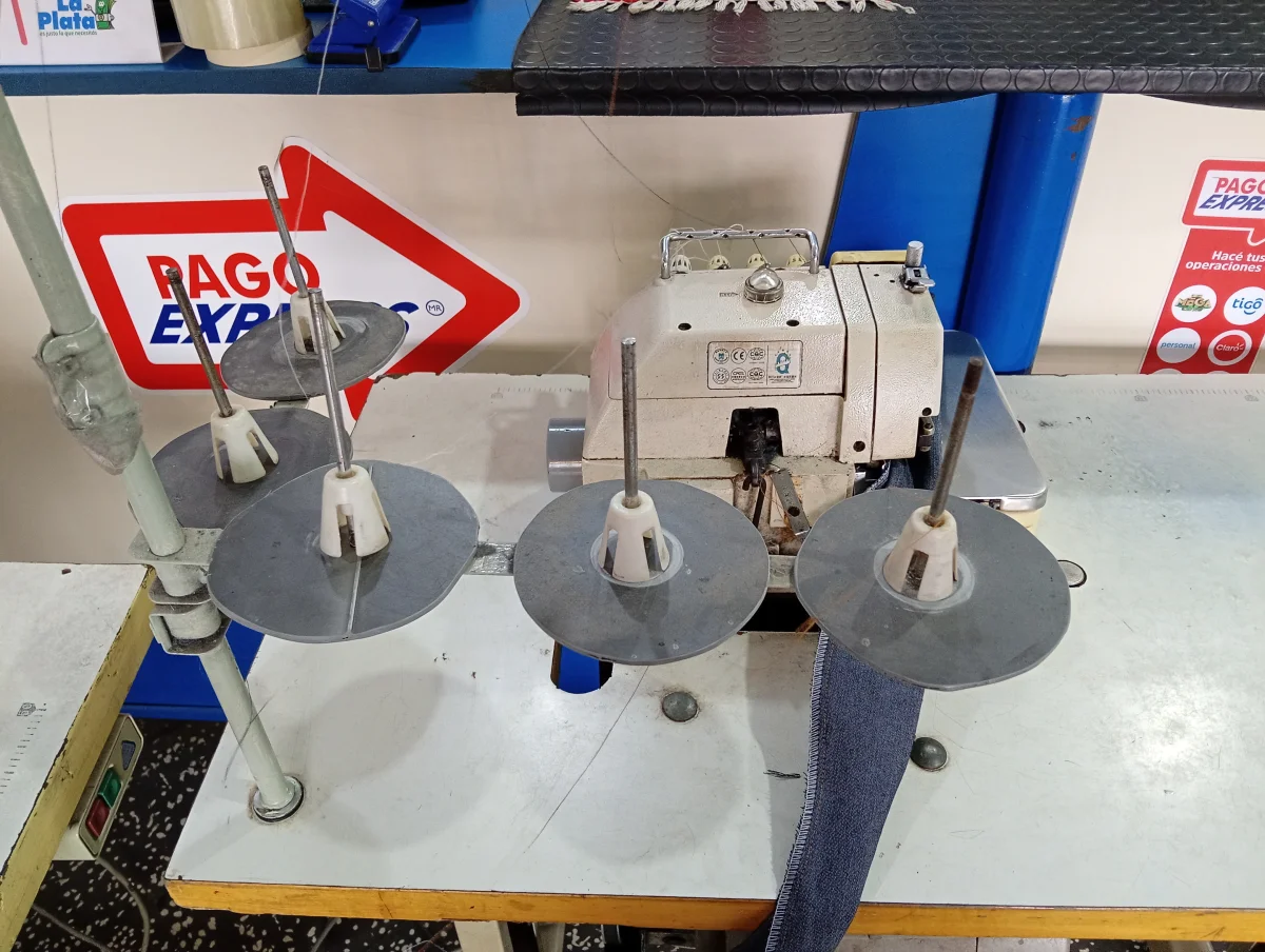 Foto 2 de Maquina De Coser Industrial Tipo Overlook Marca Gemsy Modelo Nro Usado En Buen Estado Acc Porta HilosMesadaMotor