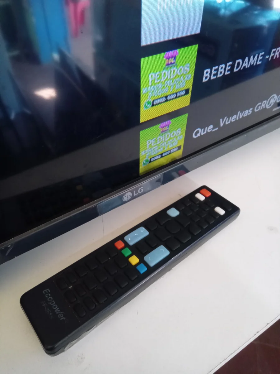 Foto 2 de Televisor Led Smart De 32 '' Marca Lg Modelo 32lm637bpsb Con Control Usado En Buen Estado Acc Patitas