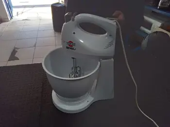 Batidora Marca Tokyo Modelo Batimax4 Usado En Buen Estado Acc: 1 Bol De Plastico 1 Par De Bastidores