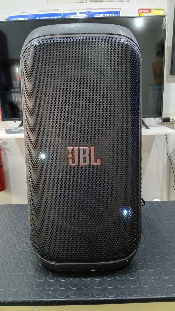 Foto 2 de Parlante Portatil Marca Jbl Modelo Partybox Club120 Usado En Buen Estado Con No Tiene Acc No Tiene