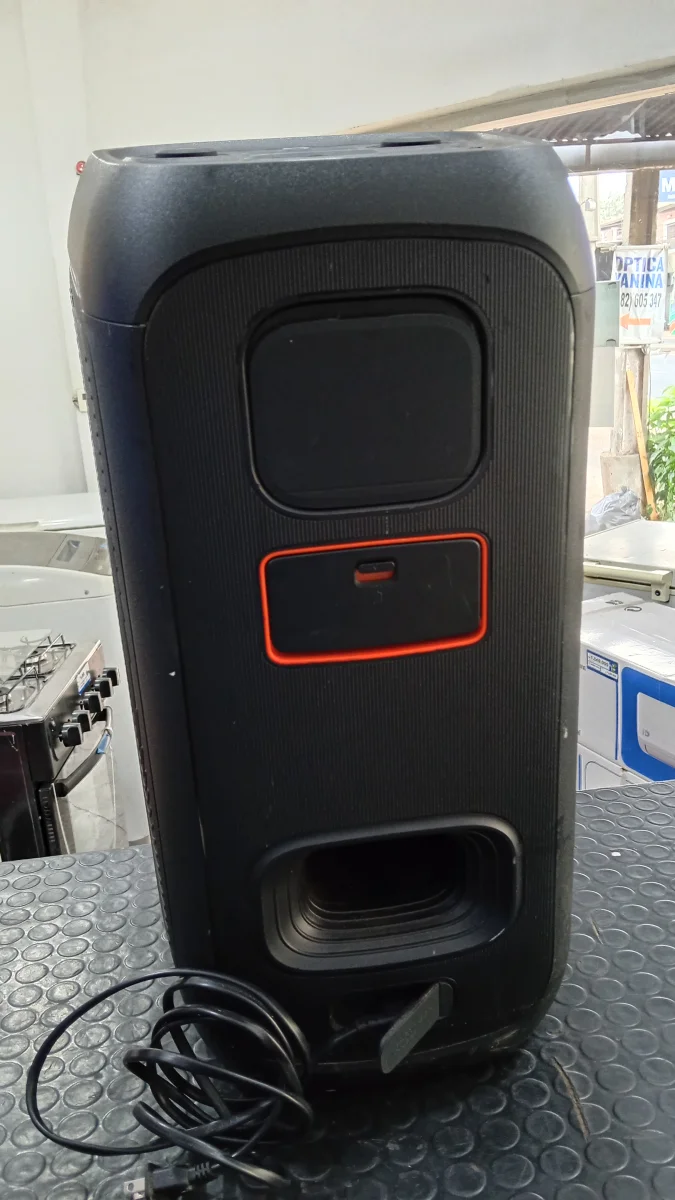 Foto 3 de Parlante Portatil Marca Jbl Modelo Partybox Club120 Usado En Buen Estado Con No Tiene Acc No Tiene