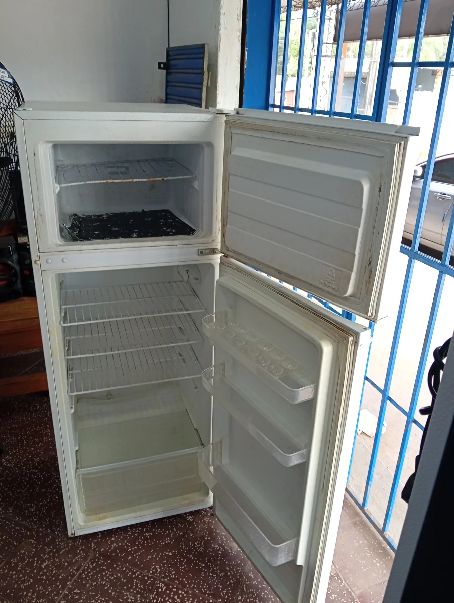 Foto 2 de Heladera Marca Jam Modelo Jam-273f Usado En Buen Estado Litros 300 Acc 3 Rejillas1 Rejilla En HieleraHueverosVerdulera2 Bandejas De Puerta Interna