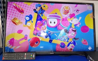 Televisor Led Smart De 32 '' Marca Tokyo Modelo Tvtoksf32sm-N Con Control Usado Con Desgaste Acc Suetador Para Pared
