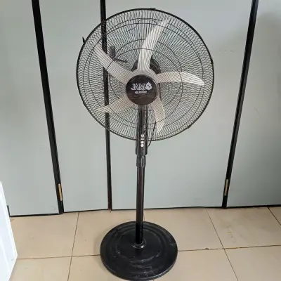 Ventilador 3 Velocidades Marca Jam Modelo Fst-50 Usado Con Desgaste Acc: Base Redonda Comentario: Color Negro
